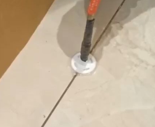 海阳瓷砖空鼓维修公司专业解答瓷砖在铺贴过程中，如果没有涂抹均匀到位的粘结材料（如水泥砂浆或瓷砖胶），可能会导致以下问题