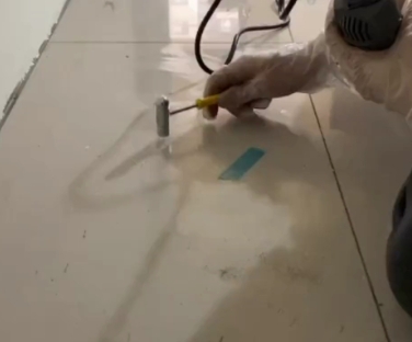 海阳瓷砖开裂维修公司专业分享瓷砖在铺贴前如果没有沥干水分，将会导致以下问题